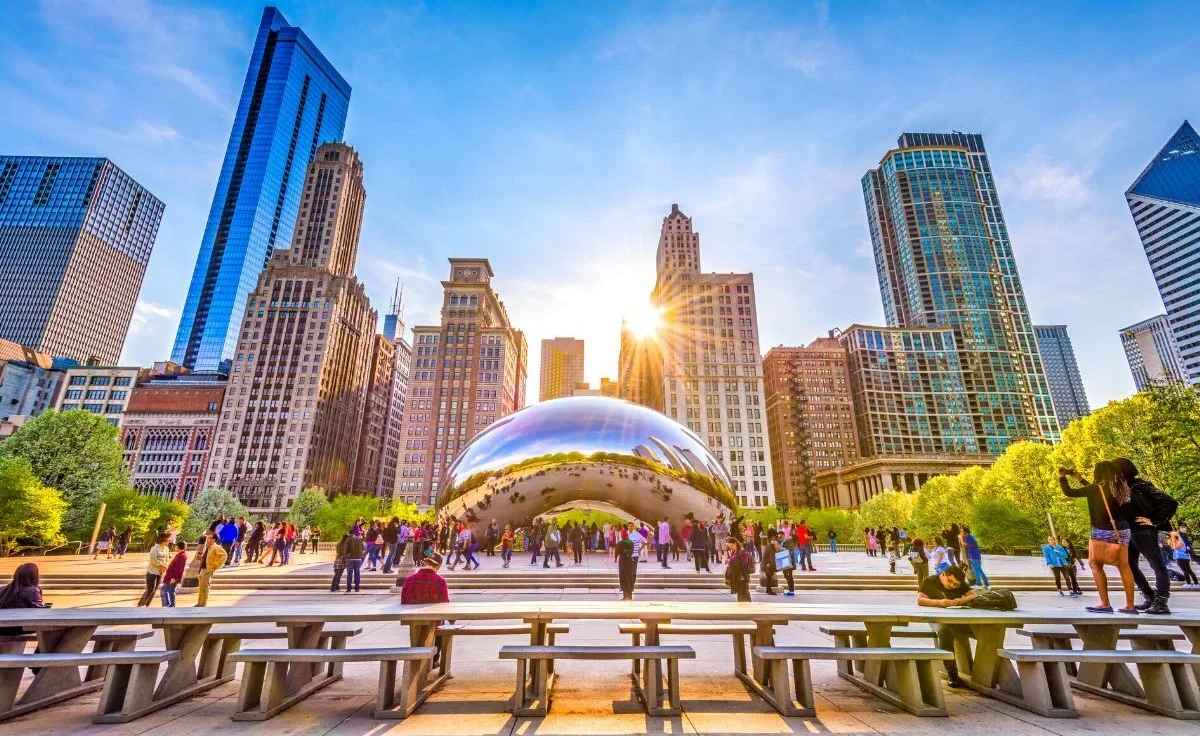 Chicago cityscape featuring iconic skyline, skyscrapers, and Lake Michigan waterfront views.